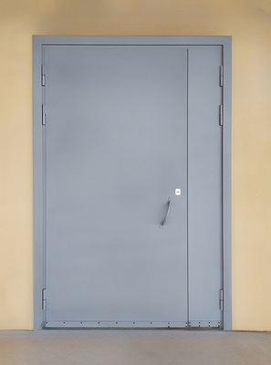 Полуторная дверь серого цвета Полуторная дверь серого цвета