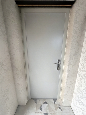 Серая техническая дверь