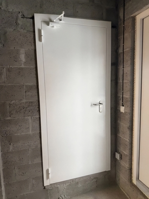 Дверь с доводчиком