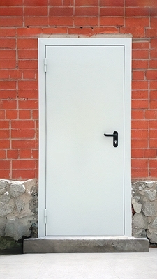 Дверь в кирпичном здании Дверь в кирпичном здании