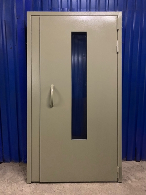 Дверь с окном и приварной ручкой Дверь с окном и приварной ручкой